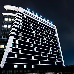 Windsor & Convention Center מלון